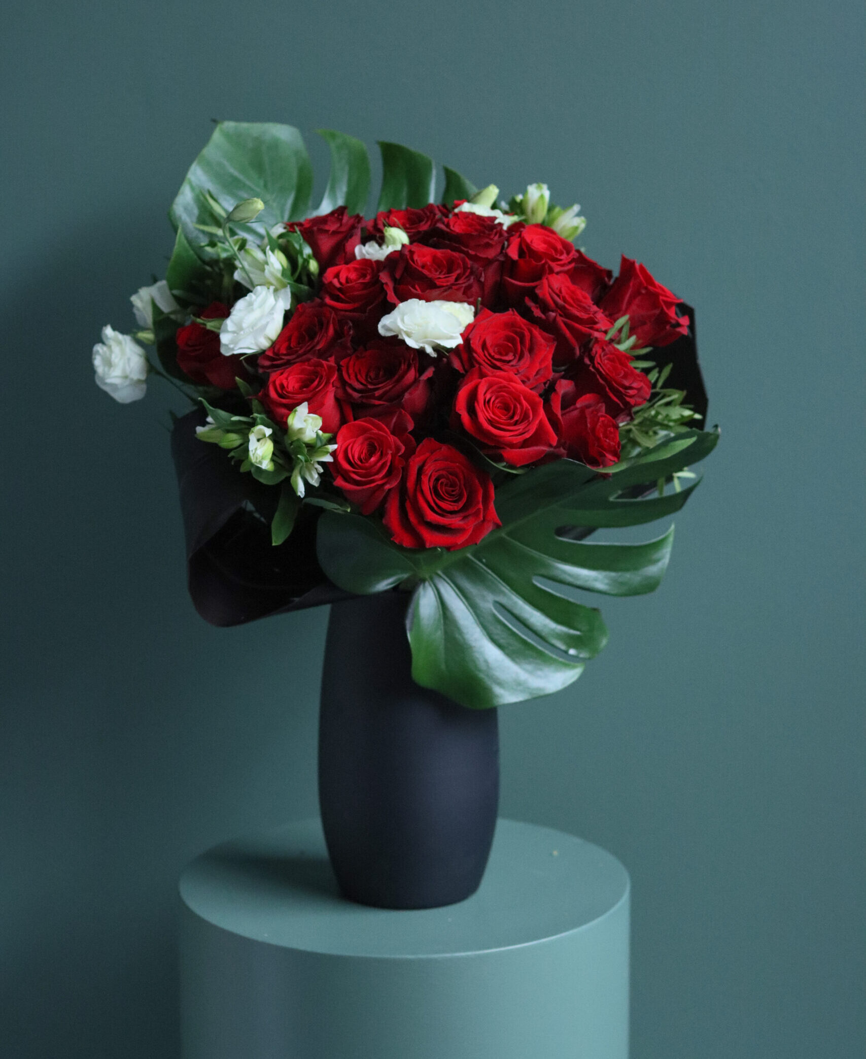 roses red double dozen vase