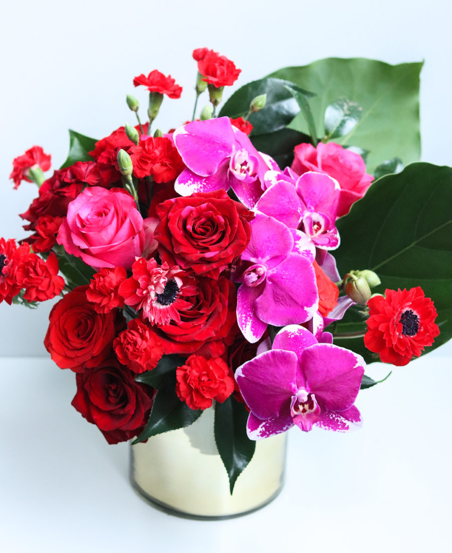 En rouge large vase closeup