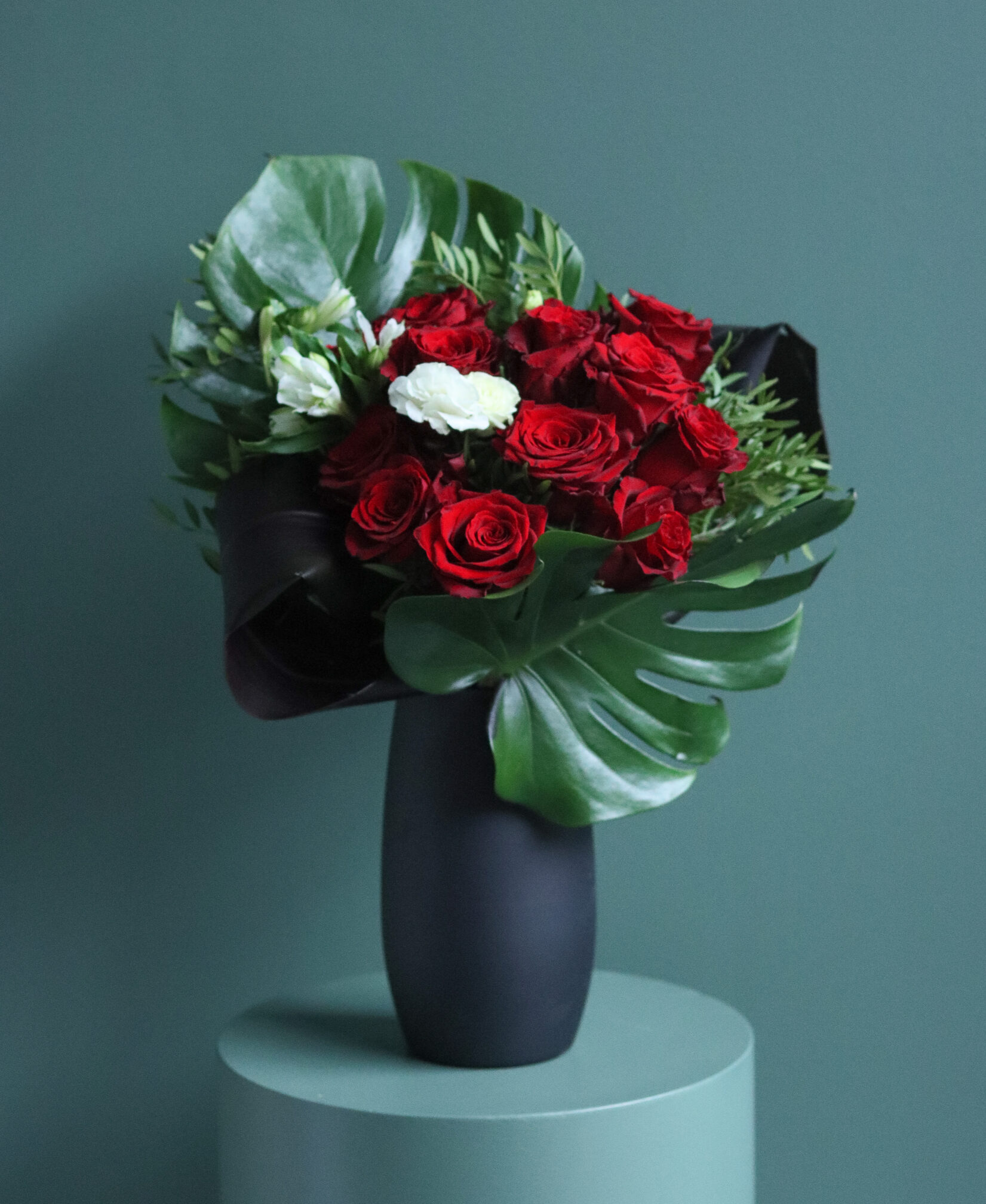 dozen red roses vase
