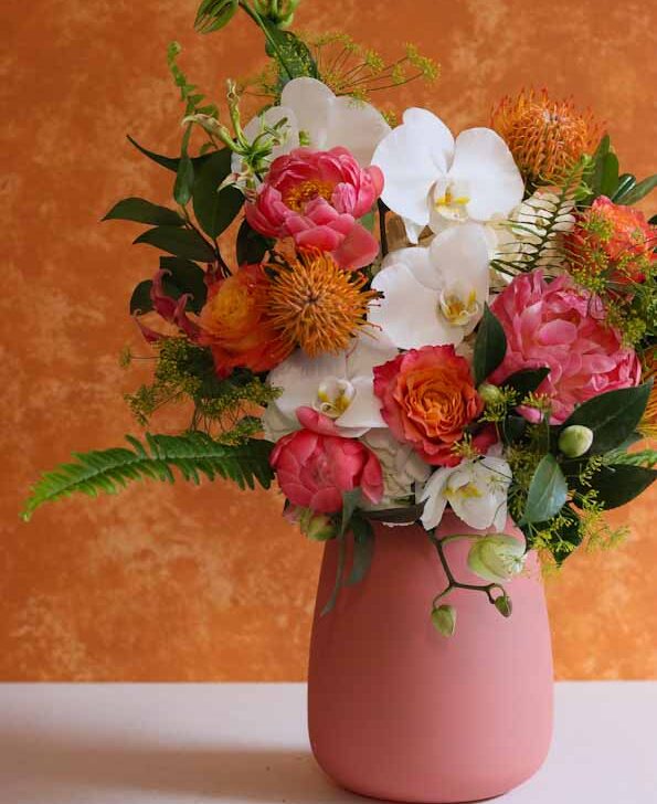 Paloma mamma latgr vase assymetrical closeup-1