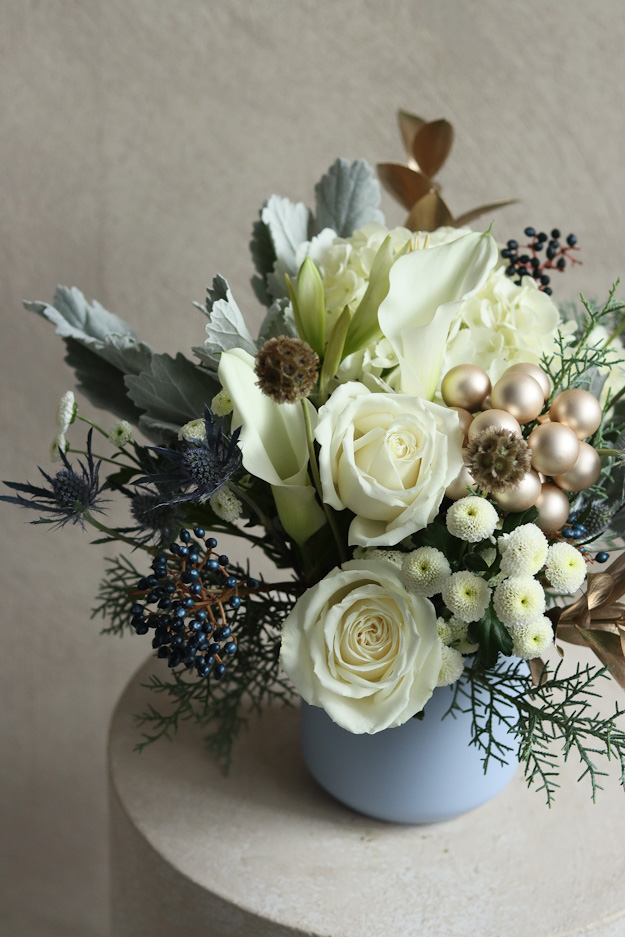 Wedgwood vase small closeup-1